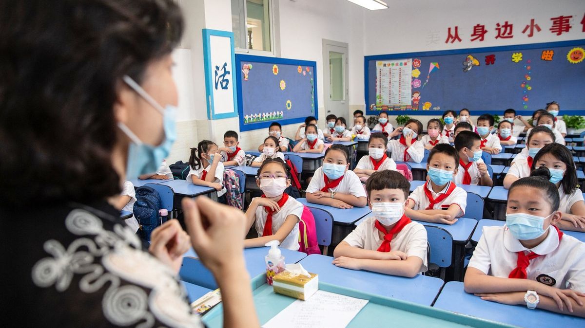 Čína se v nových učebnicích chválí, jak porazila pandemii
